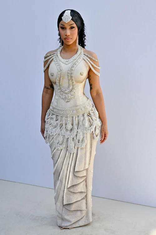Cardi B a purtat o ținută sculpturală creată de designerul Rahul Mishra (Foto: Profimedia)