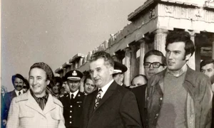 În martie 1976, cu ocazia vizitei în Grecia, soții Ceaușescu, însoțiți de fiul mai mic, Nicu, au vizitat Acropole, iar liderul comunist s a întâlnit și cu o delegație de călugări din mănăstirile românești de pe Muntele Athos jpeg