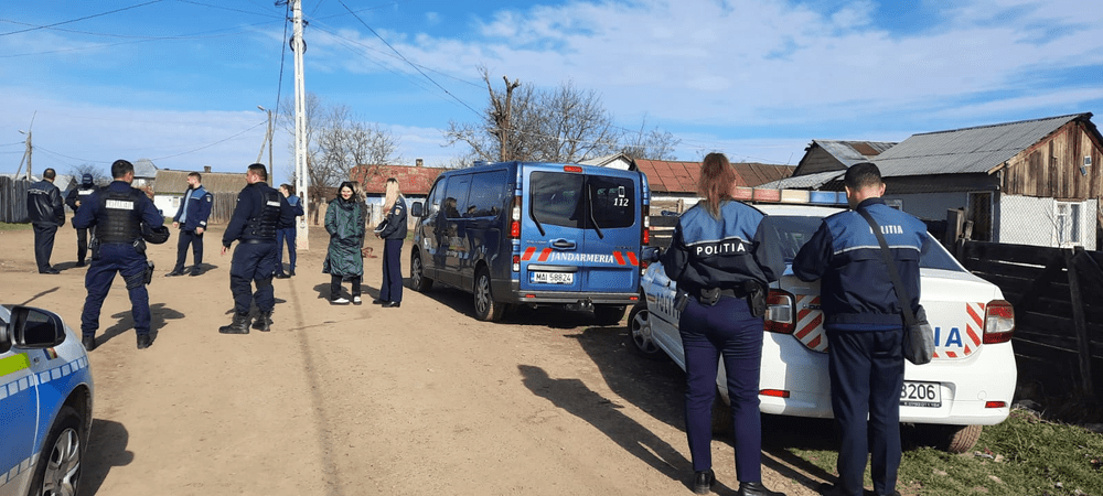 Părinți somați de polițiști să își lase copiii la școală după ce minorii au acumulat peste 100 de absențe FOTO 