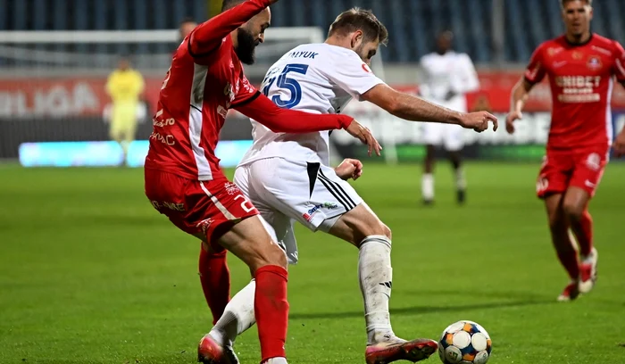 FC Botoșani (alb) continuă rezultatele admirabile în Liga I (FOTO: Sportpictures)
