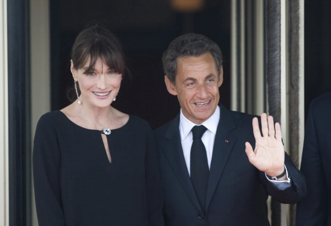 
    Nicolas Sarkozy i-a îndemnat pe colegii politicieni să laude sânii soției sale chiar în timpul unei conferințeFoto Getty  