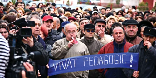 Sindicaliștii din educaţie au ieșit în stradă cerând salarii mai mari 