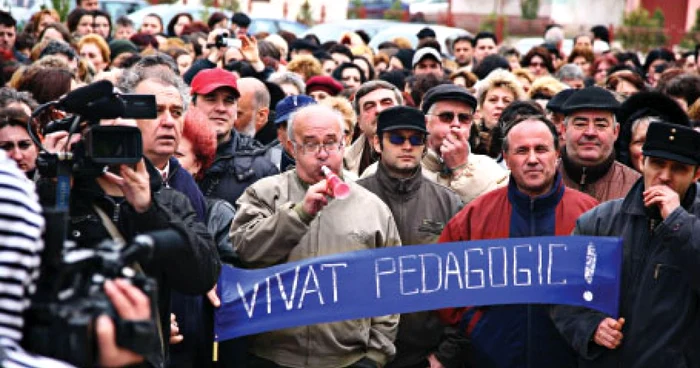 Sindicaliștii din educaţie au ieșit în stradă cerând salarii mai mari