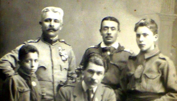 Cercetaşul Gheorghe Petraşcu şi superiorii săi FOTO Muzeul de Istorie Tecuci