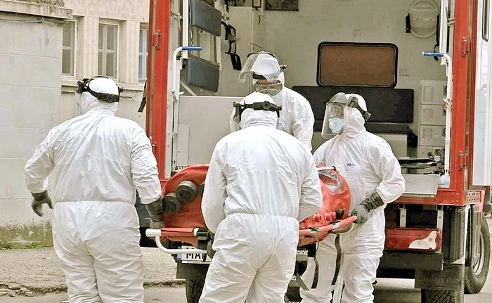 Pensionarul recalcitrant a fost dus cu izoleta la Iași