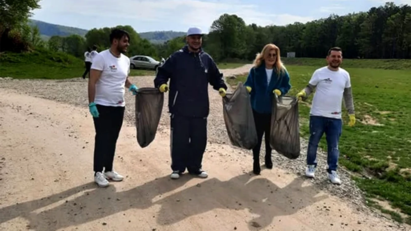 Johny Romano, Nick Nnd, Liana Stanciu şi Marius China au strâns gunoaie la Râmnicu Vâlcea