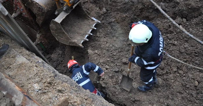 Aproape 5 ore au muncit salvatorii pentru scoaterea barbatului