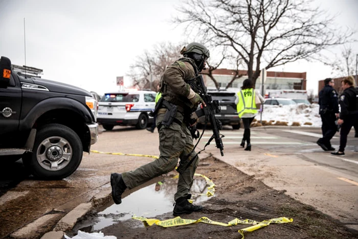 Oamenii panicaţi încercau să se ferească de ploaia de gloanţe