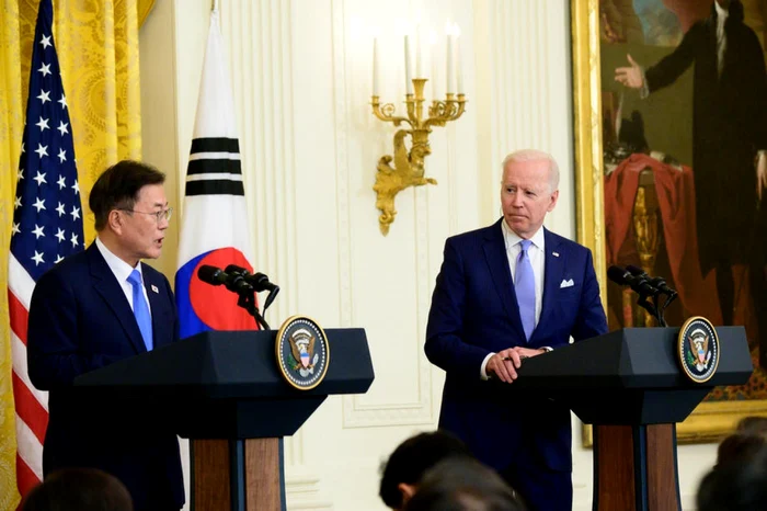 Joe Biden (dreapta) şi Moon Jae-in ţinând o conferinţă de presă la Casa Albă FOTO EPA-EFE