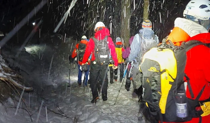 Turiștii s-au aventurat pe munte pe vremea rea. FOTO: Facebook/Salvamont România