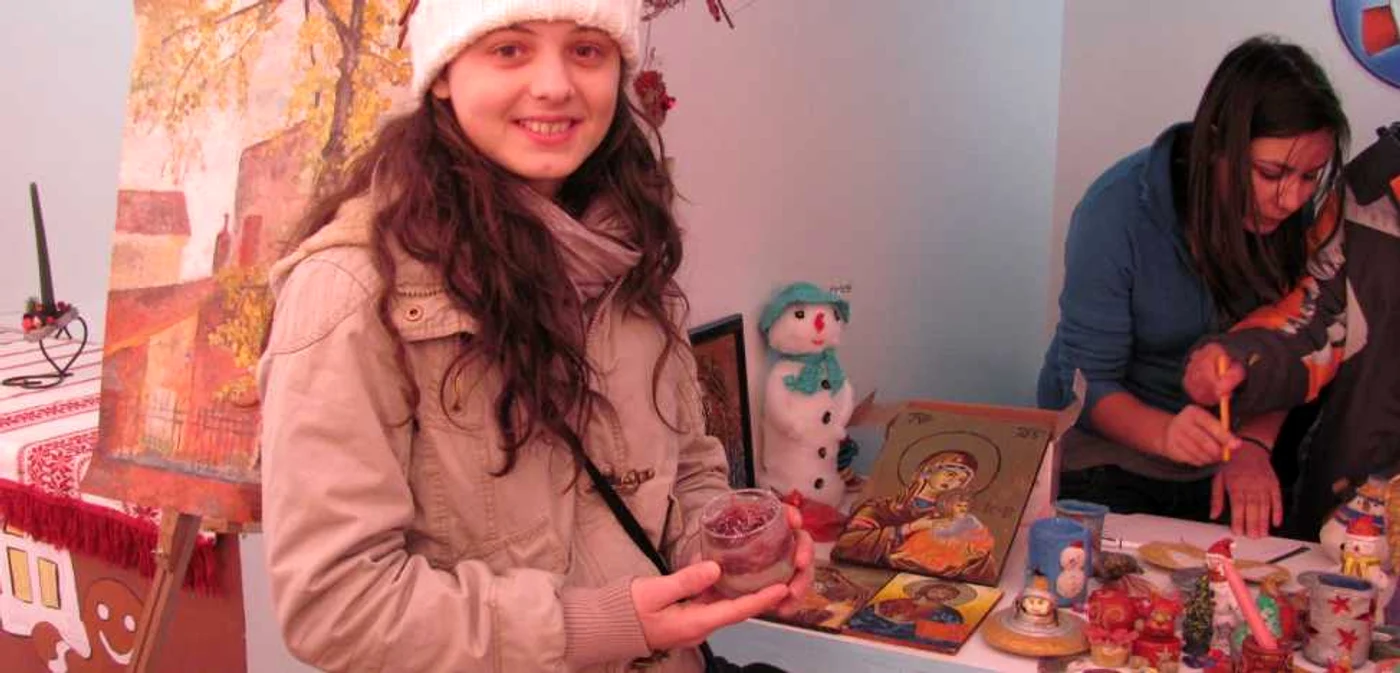 Amelia Popa a venit la Tărgul de Crăciun cu lumânări turnate în gheaţă