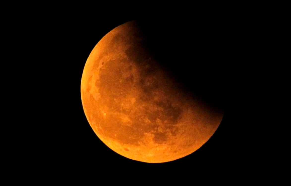 Umbra Pământului acoperă Luna în timpul eclipsei totale din 21 decembrie, Shanghai, China (Foto: Reuters / Aly Song)