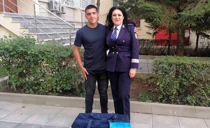 Viitorul polițist a fost întâmpinat de comisarul Emilia Mihăilescu. FOTO Iulian Bunilă