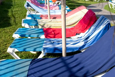 Șezlonguri rezervate cu prosopul FOTO Shutterstock