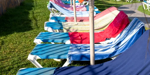 Șezlonguri rezervate cu prosopul FOTO Shutterstock