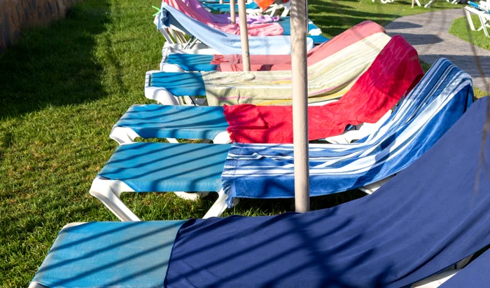 Șezlonguri rezervate cu prosopul FOTO Shutterstock