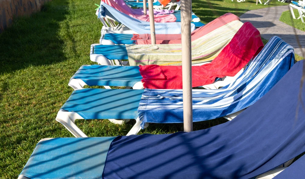 Europa înăsprește regulile pentru turiști. Gesturile banale care aduc amenzi usturătoare: atenție la rezervarea șezlongului!