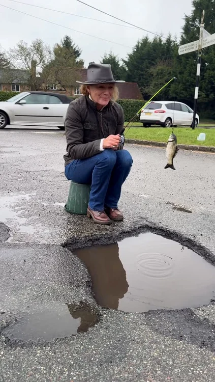 Julia Roberts s-a prefăcut că pescuiește (Foto: Captură video)