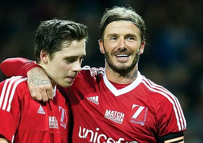 
    David, alături de  copiii săi Cruz,  Harper şi Romeo,  la startul meciului  