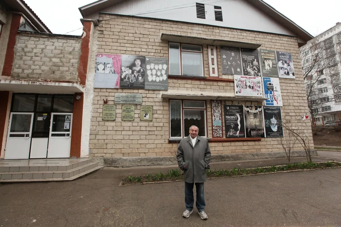 Directorul Iuri Harmelin îşi doreşte ca trupa să se mute din Liceul Teatral într-un sediu permanent. FOTO Dumitru Goncear