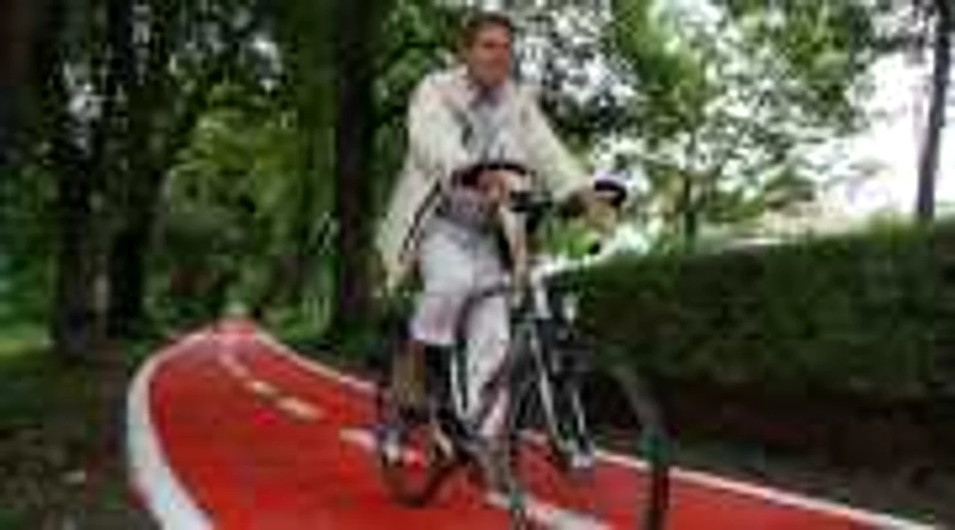 Iohannis va testa calitatea noilor piste pentru biciclete din oraş