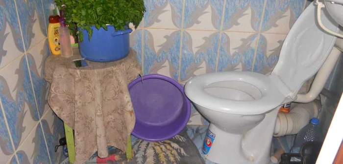 Băile comune au fost vândute, iar oamenii au fost nevoiţi să-şi amenajeze wc-uri în bucătărie