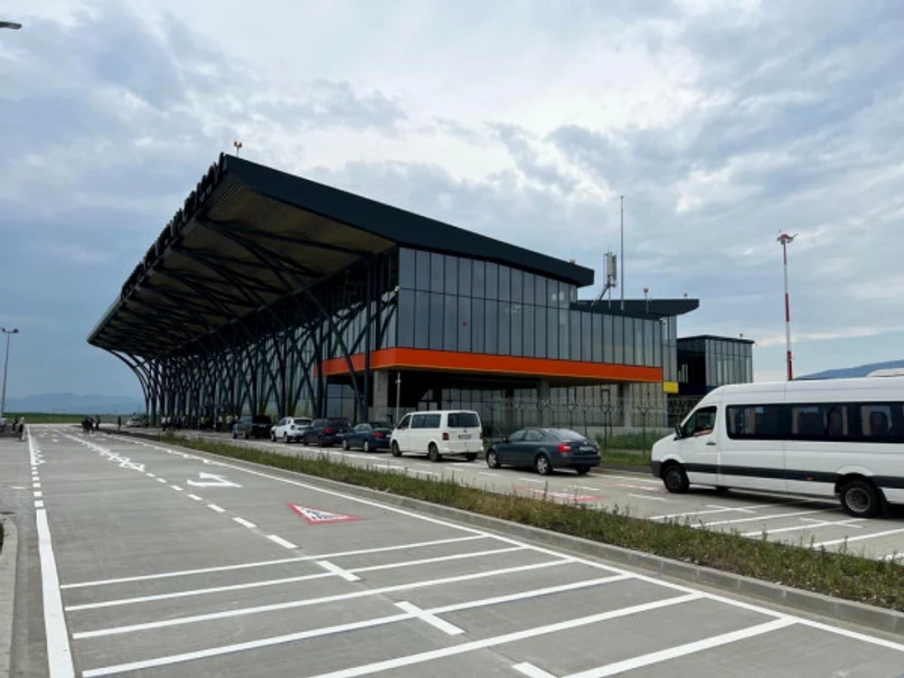 Prima cursa pe Aeroportul Brașov a avut loc astăzi. Foto: Click.