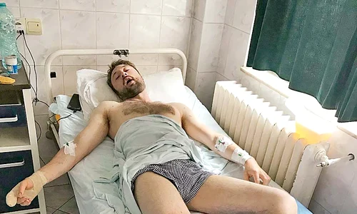 Andi Bauer, pe patul spitalului, la Târgu Mureş jpeg