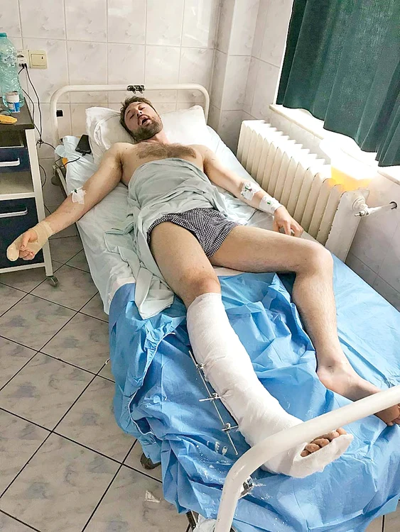 Andi Bauer, pe patul spitalului, la Târgu Mureş