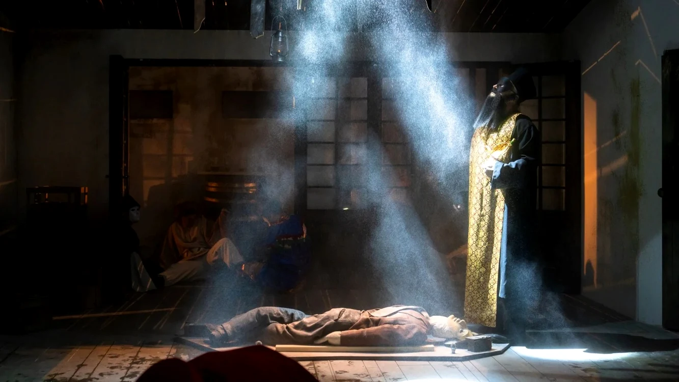 Actor de un element de decor, la Teatrul Național Iași Foto: Ziarul de Iași