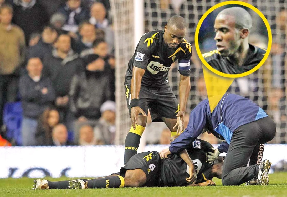 Muamba s-a prăbuşit în stare de inconştienţă pe teren, în minutul 41