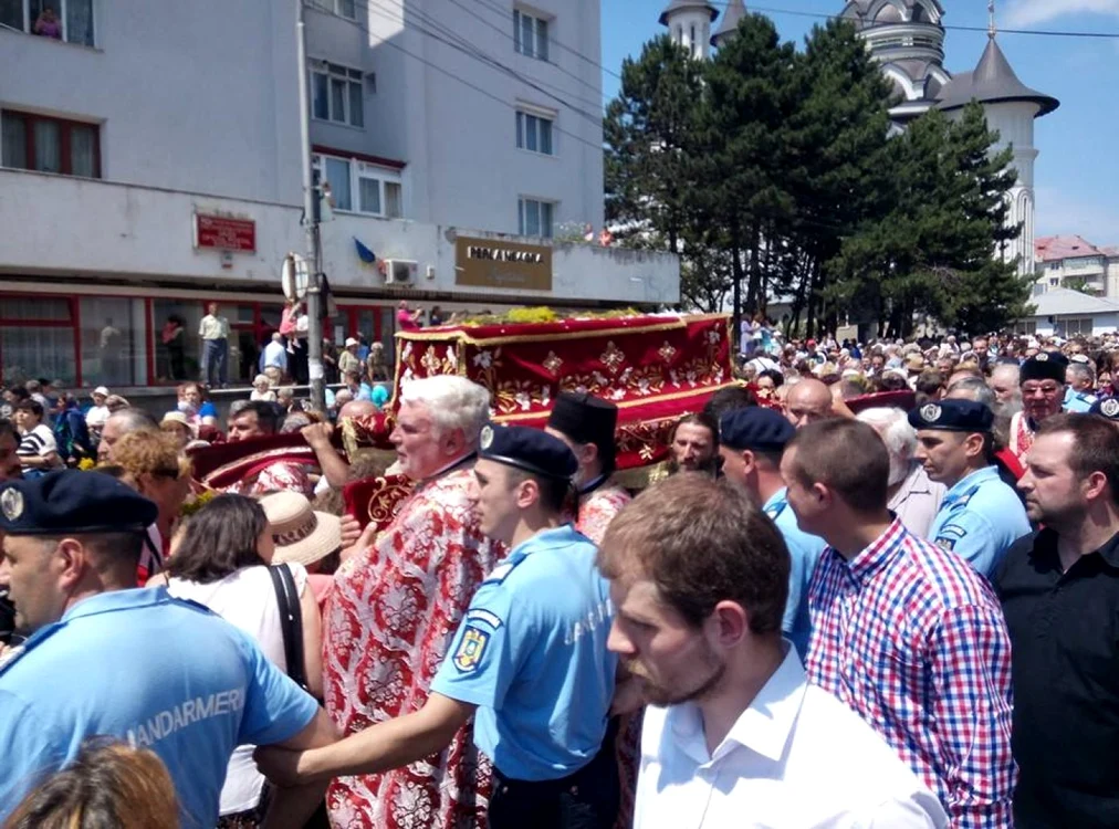 Mii
de credincioşi au încercat să treacă pe sub racla cu moaştele Sf. Ioan cel Nou
de la Suceava. FOTO: Dănuţ Zuzeac