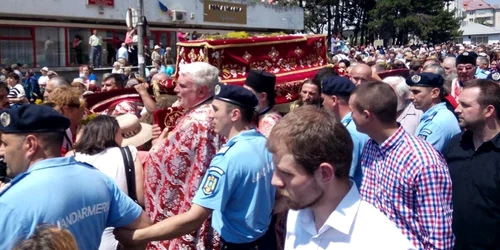Mii de credincioşi au încercat să treacă pe sub racla cu moaştele Sf. Ioan cel Nou de la Suceava. FOTO
