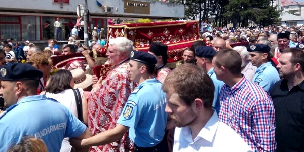 Mii de credincioşi au încercat să treacă pe sub racla cu moaştele Sf. Ioan cel Nou de la Suceava. FOTO
