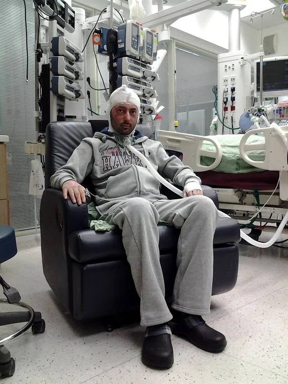 
    Cătălin Ilnițchi, fotografiat de mama sa în salonul de Terapie intensivă din clinica din Israel  