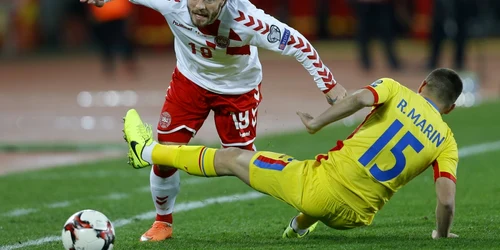 Romania Danemarca Lasse Schoene e atacat de Razvan Marin FOTO EPA / Robert Ghement