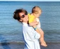 Andreea Vasile și băiatul ei, într-o amintire foto de la mare / foto: arhiva personală