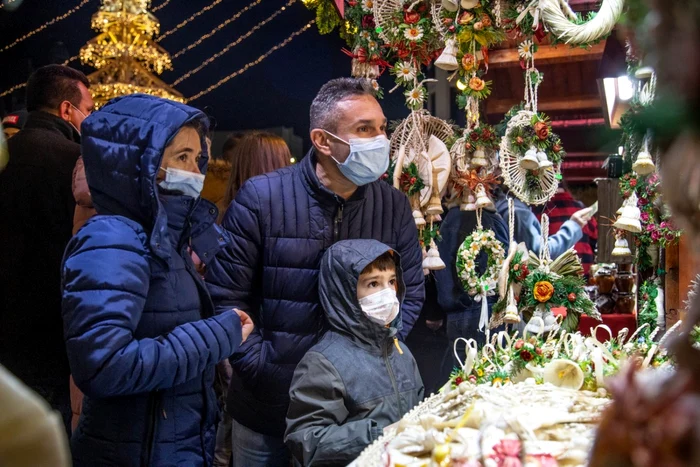 La Bucharest Christmas Market nu pot intra mai mult de 1.000 de persoane simultan, iar programul se încheie la ora 21:00 FOTO Alexandra Cheroiu