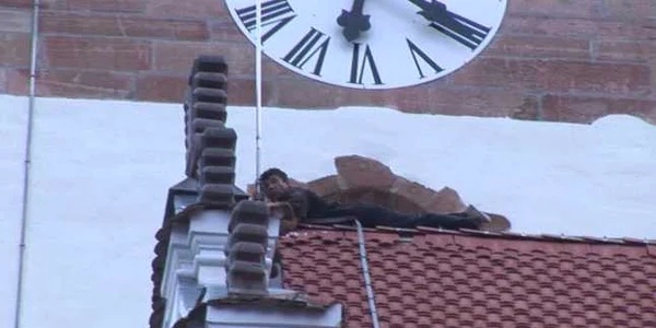 Bărbatul care a ameninţat timp de 3 ore că se aruncă de pe Biserica Evanghelică (foto: timponline.ro)