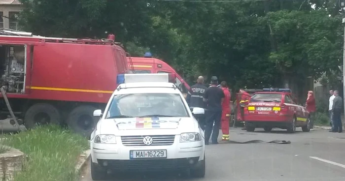 Echipajele SMURD au transportat cele două victime la spital. Foto: GSDG
