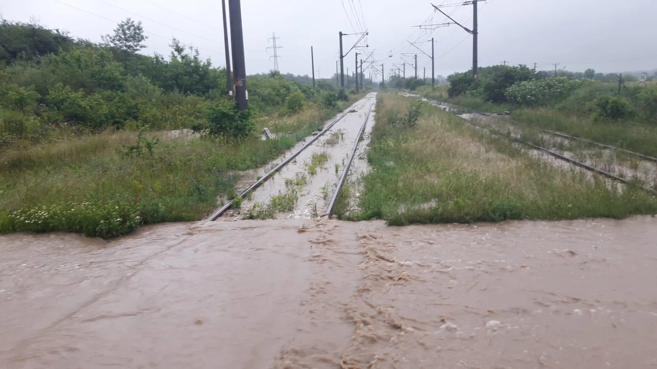 Linia de cale ferată inundată se află la ieșire din stația Călan Băi