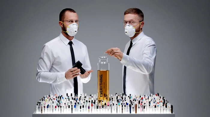 Doi olandezi au creat parfumul „Everything“, un mix al aromelor anului 2012. FOTO Captură Video