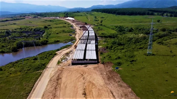 Artă inginerească pe autostrada Sibiu-Piteşti. 