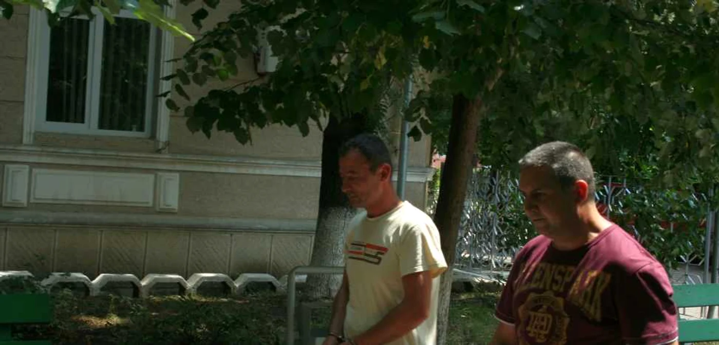 Vasile Oană a fost adus cu cătuşe la Parchet