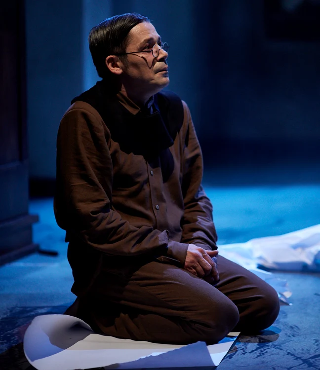 Cristi Iacob, pe scenă, în spectacolul „Lecția”, de la Teatrul Mic.