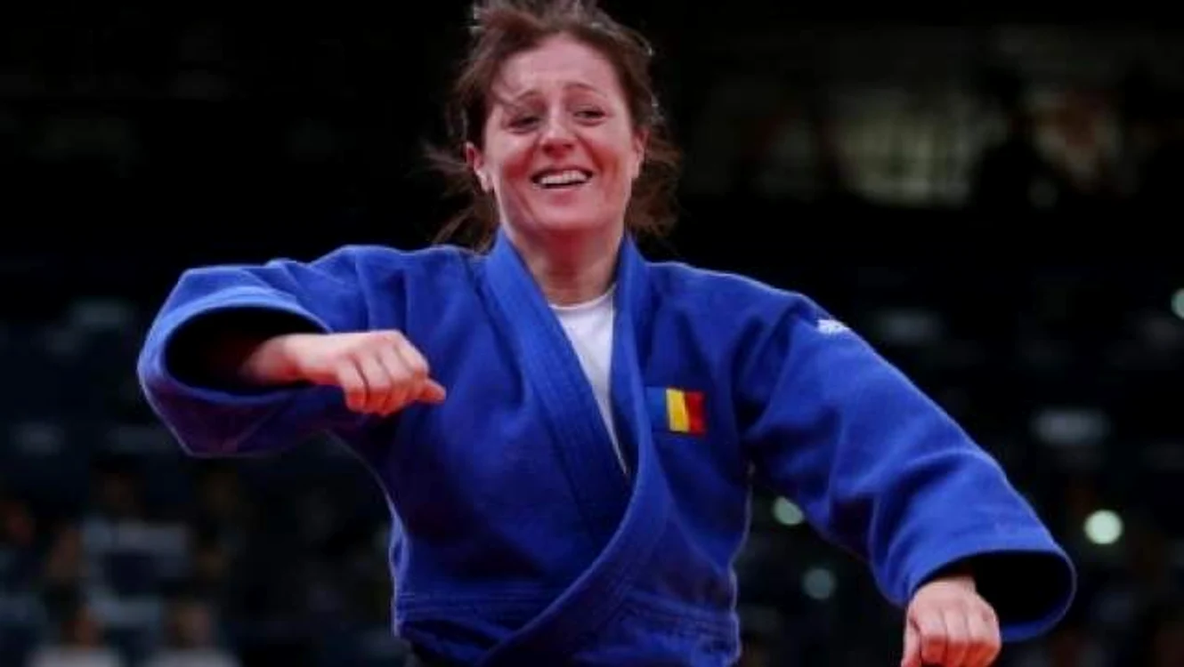 
    Corina Căprioriu  