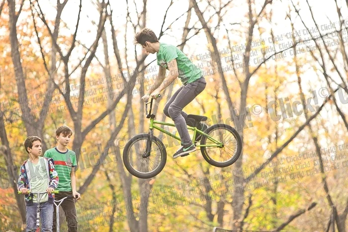 Ieri au fost în jur de 20 de grade Celsius  în Capitală, iar Parcul Herăstrău a fost plin. Tinerii au ieşit îmbrăcaţi sumar (Fotografii: Roberto Sălceanu)
