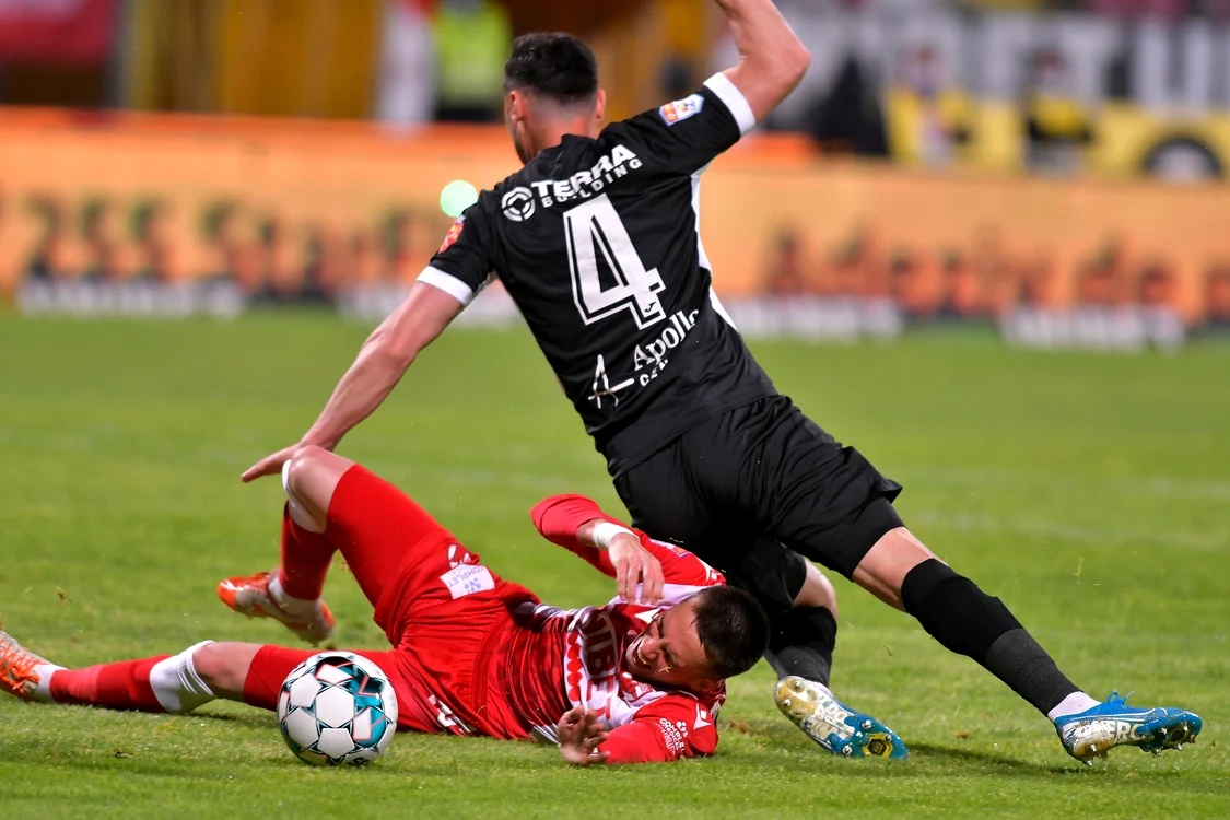 
    Mihaiu a fost faultat de Stoica și a scos un penalty pentru DinamoFoto: sportpictures.eu  