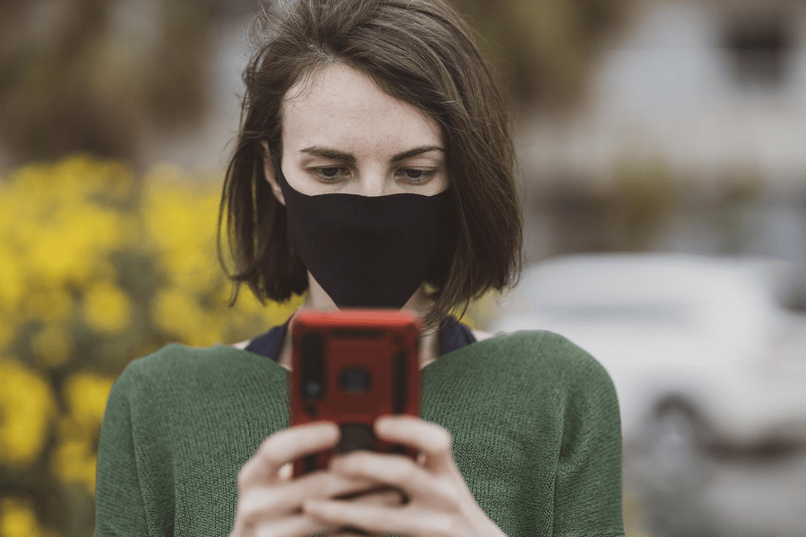 O aplicație mobilă poate detecta coronavirusul în vocea oamenilor. Are o precizie mai mare decât a testelor rapide
