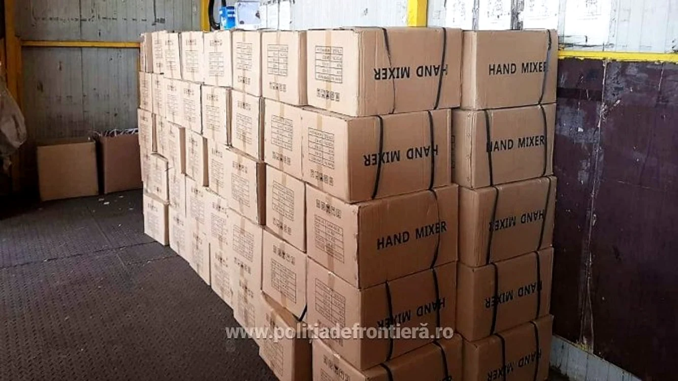 
    Peste 2200 de aparate electrocasnice au fost descoperite într-un container sosit din China Sursă foto: Poliția de frontieră   